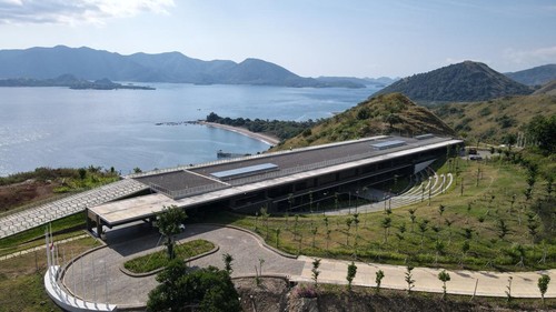 Golo Mori Convention Center (GMCC) di kawasan The Golo Mori, Desa Golo Mori, Kecamatan Komodo, Manggarai Barat, NTT diapit dua bukit. (Dok. ITDC)