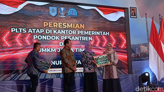 Gubernur Jatim Khofifah menyerahkan bantuan PLTS atap kepada pimpinan ponpes dan pelaku UMKM se-Jatim di Probolinggo.