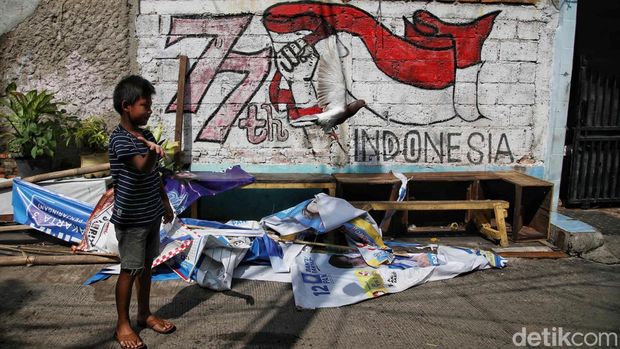 Masa tenang kampanye yang dimulai tanggal 11 Februari, seharusnya semua atribut kampanye dicopot dan diturunkan. Namun, masih banyak apk yang terpasang di tembok, pinggir jalan, pohon dan tiang.