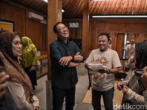 Isi Masa Tenang, Anies Reuni Bareng Teman SMA di Kediamannya