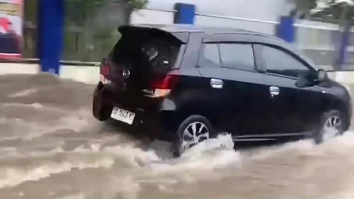 Jalan di depan SMPN 19 Makassar yang banjir.