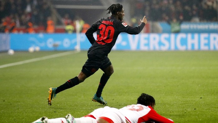 Soccer Football - Bundesliga - Bayer Leverkusen v Bayern Munich - BayArena, Leverkusen, Germany - February 10, 2024 Bayer Leverkusens Jeremie Frimpong celebrates scoring their third goal REUTERS/Thilo Schmuelgen DFL REGULATIONS PROHIBIT ANY USE OF PHOTOGRAPHS AS IMAGE SEQUENCES AND/OR QUASI-VIDEO.