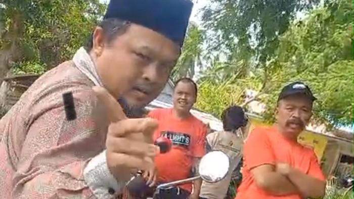 Kades Sumarrang, Sudirman menantang duel anggota panwas desa di Polman.