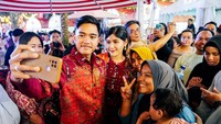 Hadirnya Kaesang dan Erina juga dimanfaatkan oleh para tamu undangan untuk berswafoto dan bersalaman dengan putra bungsu Presiden Joko Widodo ini.