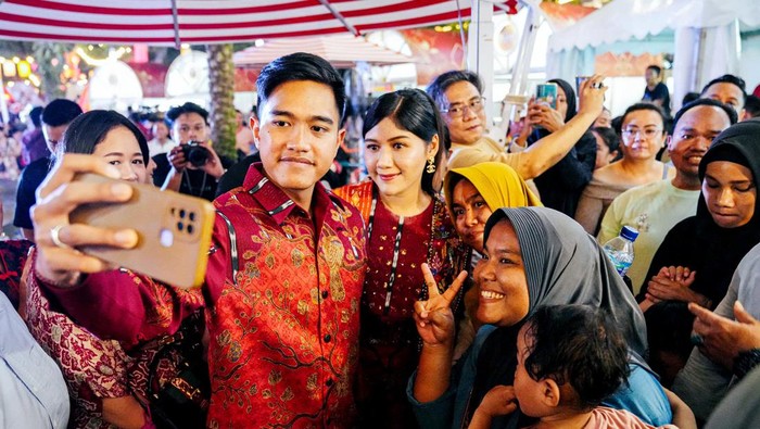 Kala Kaesang dan Erina Hadiri Perayaan Imlek di Jakarta Pasangan selebriti Kaesang Pangarep dan Erina Gudono menghadiri perayaan Imlek bersama masyarakat Tionghoa di Central Park, Jakarta. Begini Potretnya.