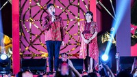 Kaesang tampil percaya diri dengan mengenakan kemeja merah bermotif burung merak. Ia juga terlihat sangat mesra bersama sang istri Erina Gundono dalam acara tersebut.