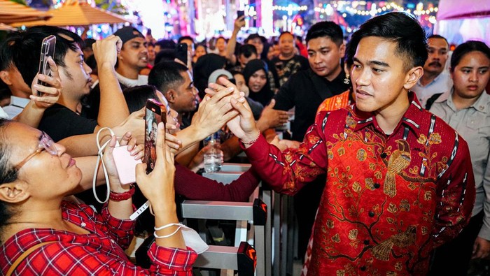 Pasangan selebriti Kaesang Pangarep dan Erina Gudono menghadiri perayaan Imlek bersama masyarakat Tionghoa di Central Park, Jakarta. Begini Potretnya.