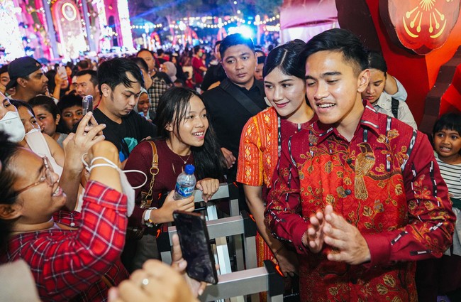 Sejak Kaesang dilantik sebagai ketua Partai Solidaritas Indonesia (PSI), busana formal makin sering mendominasi penampilannya. Kemeja batik lengan panjang termasuk salah satunya. (Foto: Dok. Central Park)