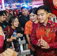 Sejak Kaesang dilantik sebagai ketua Partai Solidaritas Indonesia (PSI), busana formal makin sering mendominasi penampilannya. Kemeja batik lengan panjang termasuk salah satunya. (Foto: Dok. Central Park)