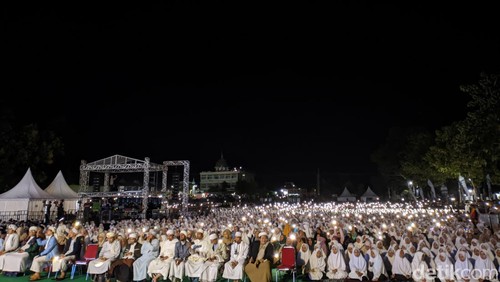 Suasana kampanye Grebek Akbar Santri yang diikuti oleh 100 ribu santri Ponpes NW Anjani deklarasi menangkan pasangan Prabowo-Gibran, Sabtu malam (10/2/2024). Foto: (Ahmad Viqi/detikBali).