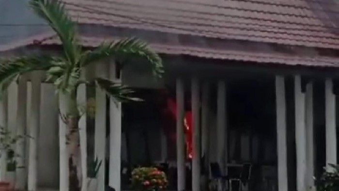 Kantor Bakeuda Tanjabtim Jambi terbakar usai mati lampu.