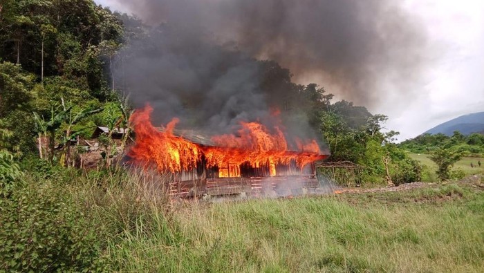 Kantor Distrik Baya Biru di Paniai dibakar.
