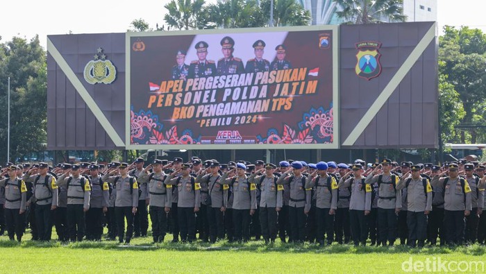 Kapolda Jawa Timur Irjen Pol Imam Sugianto pimpin apel pergeseran pasukan BKO Pemilu 2024.
