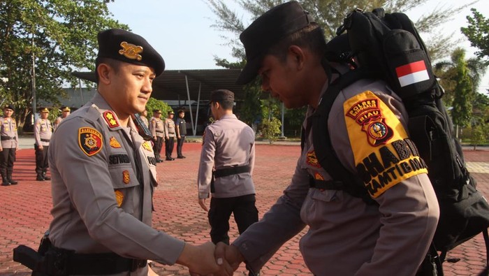 Kapolres Bengkalis, AKBP Setyo Bimo Anggoro (kiri) melepas personel pengamanan TPS. (Dok Polres Bengkalis)