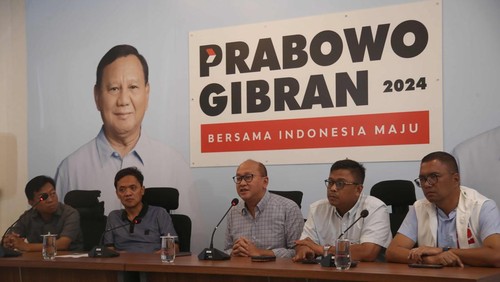 Ketua TKN Prabowo Subianto-Gibran Rakabuming Raka, Rosan Roeslani, membantah pernyataan Connie Rahakundini Bakrie yang menyebut Gibran didesain jadi presiden setelah dua tahun menjabat.