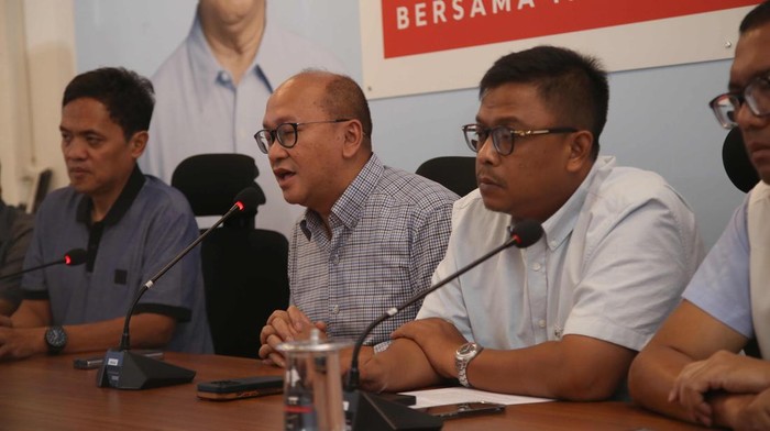 Ketua TKN Bantah Soal Isu Prabowo Hanya 2 Tahun Jadi Presiden Ketua TKN Prabowo Subianto-Gibran Rakabuming Raka, Rosan Roeslani, membantah pernyataan Connie Rahakundini Bakrie yang menyebut Gibran didesain jadi presiden setelah dua tahun menjabat.