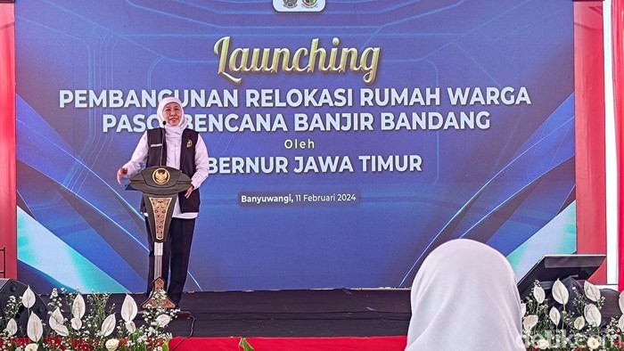 Khofifah saat acara launching ground breaking pembangunan relokasi rumah warga di Banyuwangi.