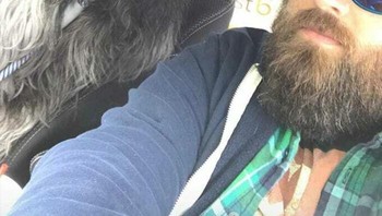 Anjingnya tinggal dicukur dikit dan dikasih kacamata ya. Foto: (Bored Panda).