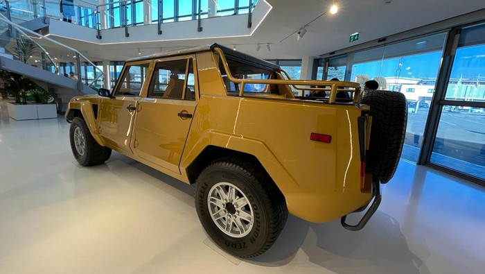 Lamborghini LM 002