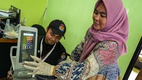 Petugas Puskesmas melakukan pemeriksaan tekanan darah terhadap petugas KPU di Pulau Pramuka, Kabupaten Administrasi Kepulauan Seribu, Jakarta, Minggu (11/2/2024).