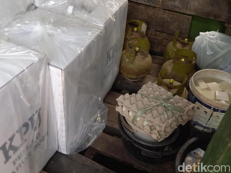 Potret Pengiriman Logistik Pemilu ke Pulau Mandangin Bareng Sembako
