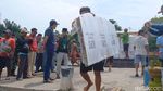 Potret Pengiriman Logistik Pemilu ke Pulau Mandangin Bareng Sembako