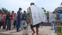 Ketua KPU Kabupaten Sampang Adi Imansyah menyebutkan, pendistribusian logistik Pemilu itu menggunakan tiga kapal khusus. Di mana, tiga kapal tersebut mengangkut 357 kotak suara dan 188 bilik suara.