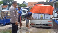 Petugas kepolisian setempat juga melakukan pengawasan saat pendistribusian logistik Pemilu dengan menggunakan kapal ke Pulau Mandangin.
