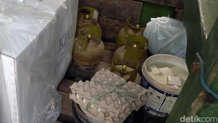 Logistik pemilu diangkut ke Pulau Mandangin Sampang menggunakan kapal bareng sembako. Logistik pemilu diangkut ke Pulau Mandangin Sampang menggunakan kapal bareng sembako.