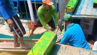 Sejumlah awak kapal sedang memasukan barang seperti telor kedalam kapal. Nampak logistik pemilu sudah berada didalam kapal.