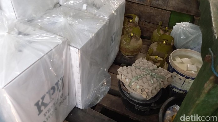 Logistik pemilu diangkut ke Pulau Mandangin Sampang menggunakan kapal bareng sembako.