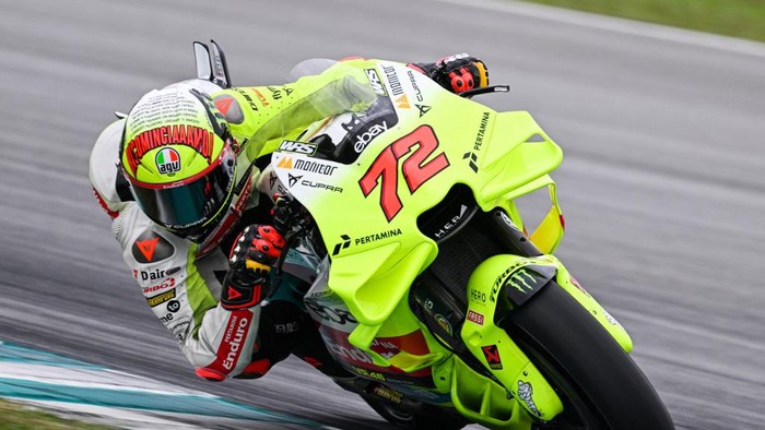 Pertamina Enduro VR46 Racing Team Italian rider Marco Bezzecchi steers his bike during the third day of the pre-season MotoGP test at the Sepang International Circuit in Sepang on February 8, 2024. (Photo by Mohd RASFAN / AFP)