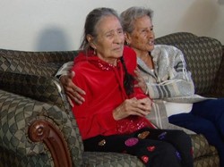 Momen Menyentuh Hati Saudari Kembar Bertemu Lagi Setelah 81 Tahun Terpisahkan