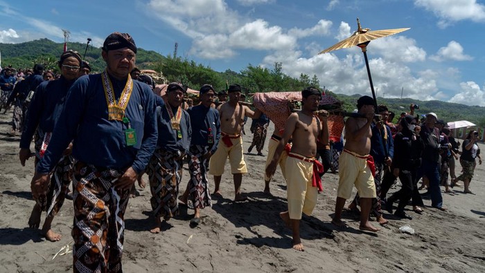 Abdi dalem Keraton Yogyakarta berada dibibir pantai saat prosesi Labuhan Pantai Parangkusumo di Bantul, Yogyakarta, Minggu (11/2/2024).  Ritual yang digelar setiap tanggal 30 bulan Rajab dalam kalender Jawa tersebut dalam rangka memperingati bertahtanya Sri Sultan HBX. ANTARA FOTO/Andreas Fitri Atmoko/agr
