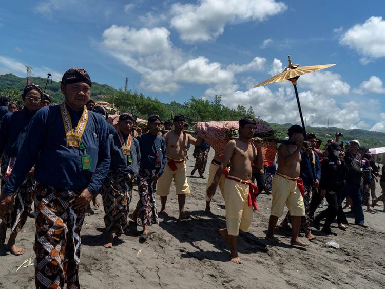 Melihat Prosesi Labuhan di Pantai Parangkusumo