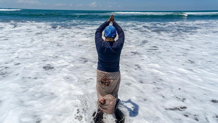Melihat Prosesi Labuhan di Pantai Parangkusumo Abdi dalem Keraton Yogyakarta berada dibibir pantai saat prosesi Labuhan Pantai Parangkusumo di Bantul, Yogyakarta, Minggu (11/2/2024). Ritual yang digelar setiap tanggal 30 bulan Rajab dalam kalender Jawa tersebut dalam rangka memperingati bertahtanya Sri Sultan HBX. ANTARA FOTO/Andreas Fitri Atmoko/agr