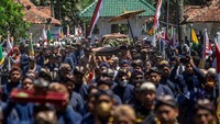 Abdi dalem Keraton Yogyakarta membawa sesaji saat prosesi Labuhan Pantai Parangkusumo di Bantul, Yogyakarta, Minggu (11/2/2024).