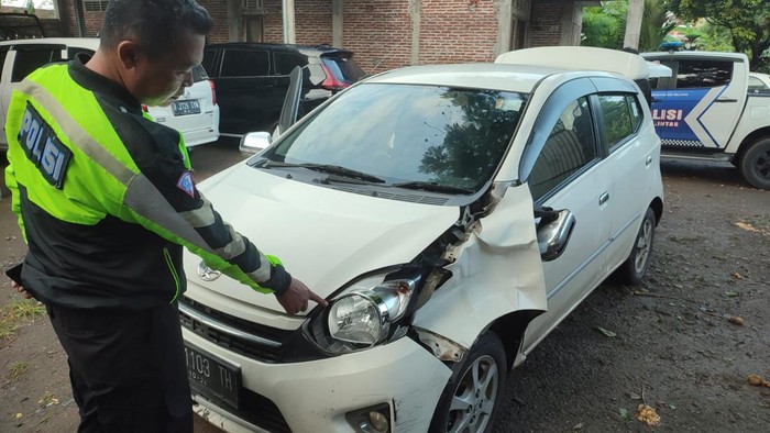 Mobil yang tabrak pejalan kaki hingga tewas di Tulungagung.