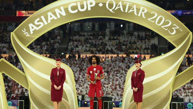 Akram Afif menjadi bintang kemenangan Qatar atas Yordania di final Piala Asia 2023. Selain hat-trick, bintang 27 tahun itu bikin trik sulap yang bikin heboh.