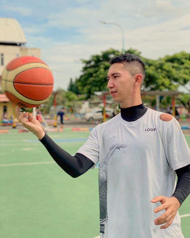 Ayu dan Mas Dhana berkenalan di awal Januari. Tak lama setelahnya keduanya pun menggelar lamaran di kawasan Puncak, Bogor, secara tertutup dengan hanya dihadiri oleh keluarga inti. Foto: Instagram/@derazala