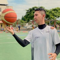 Ayu dan Mas Dhana berkenalan di awal Januari. Tak lama setelahnya keduanya pun menggelar lamaran di kawasan Puncak, Bogor, secara tertutup dengan hanya dihadiri oleh keluarga inti. Foto: Instagram/@derazala