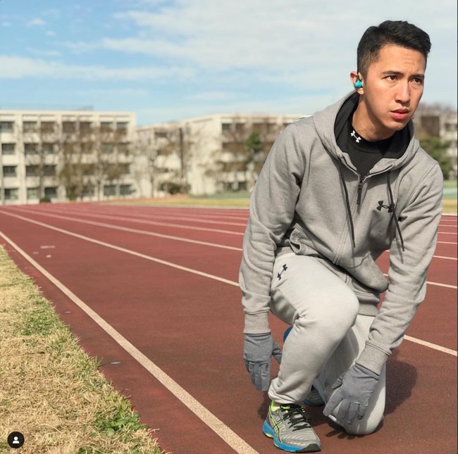 Melalui akun Instagram pribadinya di @derazala, calon suami Ayu Ting Ting itu tampaknya cukup gemar berolahraga. Dari beberapa unggahannya terlihat Mas Dhana yang sedang berolahraga, seperti lari, main futsal, dan basket. Foto: Instagram/@derazala