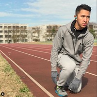 Melalui akun Instagram pribadinya di @derazala, calon suami Ayu Ting Ting itu tampaknya cukup gemar berolahraga. Dari beberapa unggahannya terlihat Mas Dhana yang sedang berolahraga, seperti lari, main futsal, dan basket. Foto: Instagram/@derazala