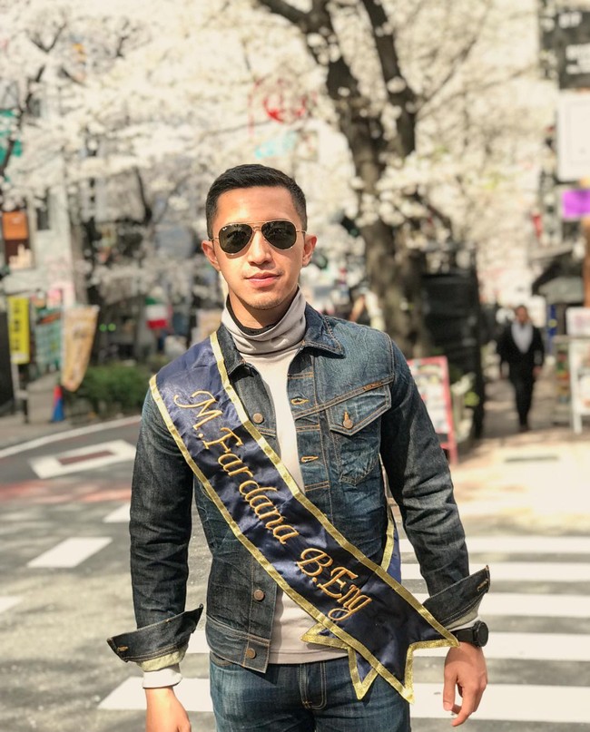 Mas Dhana rupanya juga merupakan lulusan S1 Jepang, tepatnya di National Defense Academy of Japan (NDA). Dalam salah satu foto unggahannya pada 9 April 2018 lalu ia memamerkan selempang sarjana bertuliskan ‘M. Fardana, B.Eng’ yang dikenakannya. Foto: Instagram/@derazala