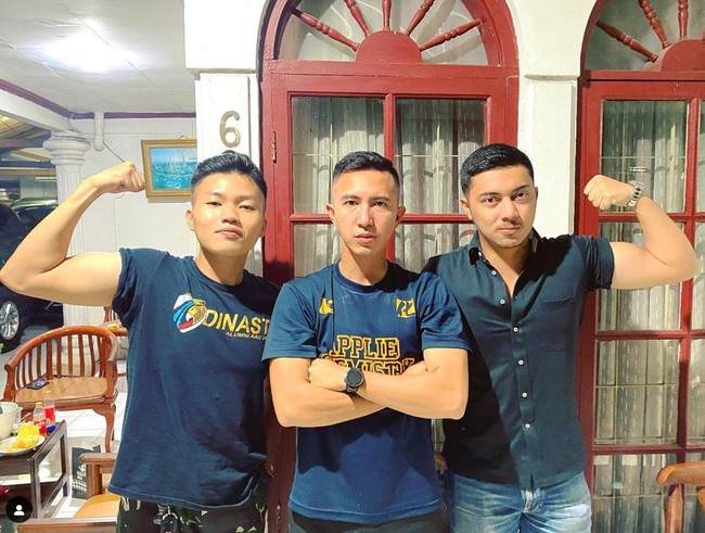 Hingga saat ini Lettu Muhammad Fardhana sudah memiliki lebih dari 263 ribu pengikut di akun Instagramnya. Unggahannya pun kerap banjir pujian. Calon suami Ayu Ting Ting itu dipuji karena parasnya yang juga dinilai tampan. Foto: Instagram/@derazala