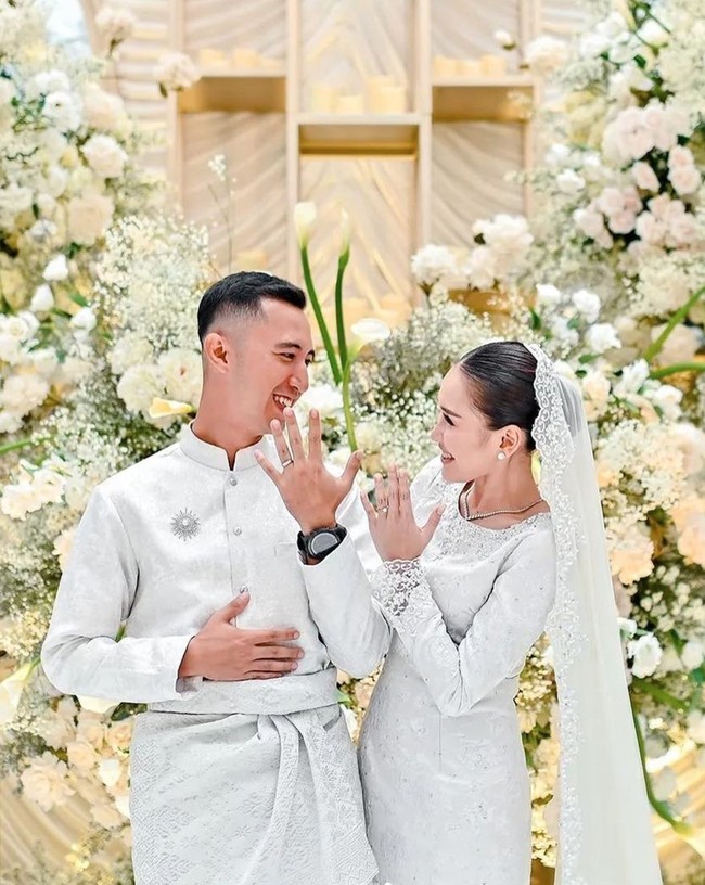 Setelah sebelumnya Ayu Ting Ting sempat diam-diam melangsung lamaran dengan pria bernama Muhammad Fardhana, akhirnya pedangdut itu kini go publik. Sosok sang calon suami pun mencuri atensi dan bikin banyak netizen jadi penasaran. Foto: Instagram/@thebridestory