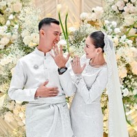 Setelah sebelumnya Ayu Ting Ting sempat diam-diam melangsung lamaran dengan pria bernama Muhammad Fardhana, akhirnya pedangdut itu kini go publik. Sosok sang calon suami pun mencuri atensi dan bikin banyak netizen jadi penasaran. Foto: Instagram/@thebridestory