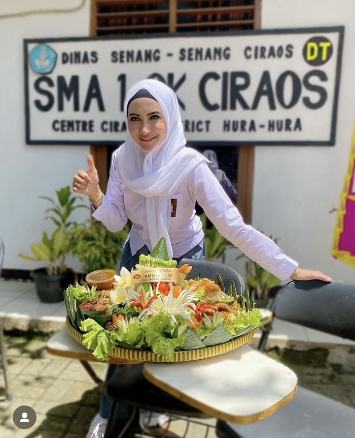 Natalie Sarah Hobi Makan di Teras Rumah hingga Pinggir Pantai Natalie Sarah Hobi Makan di Teras Rumah hingga Pinggir Pantai