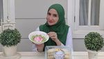 Natalie Sarah Hobi Makan di Teras Rumah hingga Pinggir Pantai