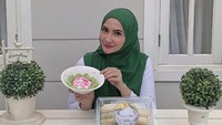 Artis yang senang mendekorasi rumah ini mengubah rumahnya senyaman mungkin, termasuk bagian teras yang tersedia meja makan untuk makan seru. Natalie pun sering terlihat menikmati momen makannya di sana. Foto: Instagram @natalie_sarahs